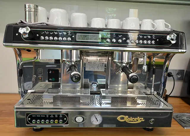 Bild einer professionellen Siebträger-Kaffeemaschine